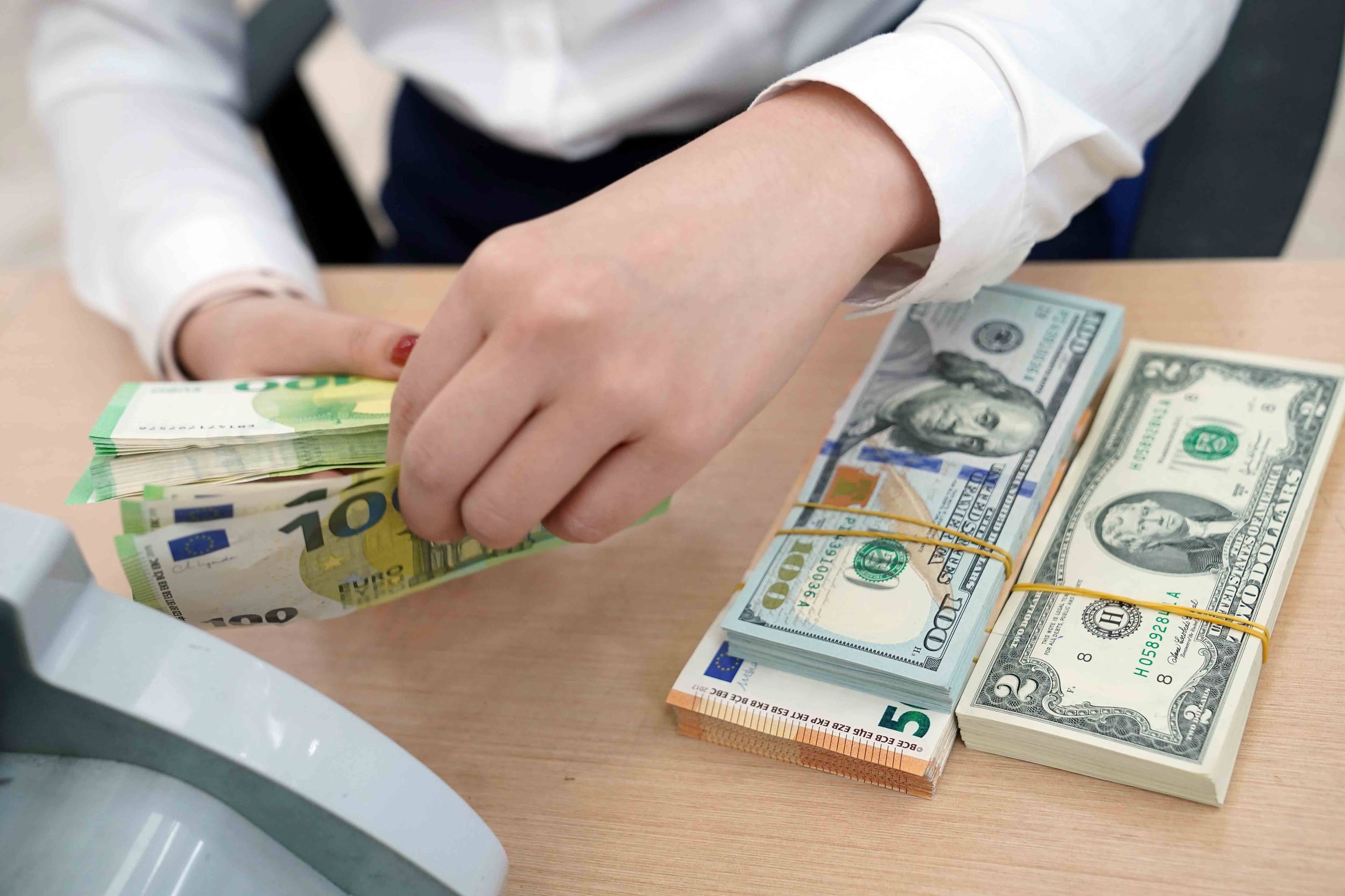 Lãi suất huy động xuất hiện tín hiệu tăng cục bộ, xu hướng giảm vẫn chiếm ưu thế