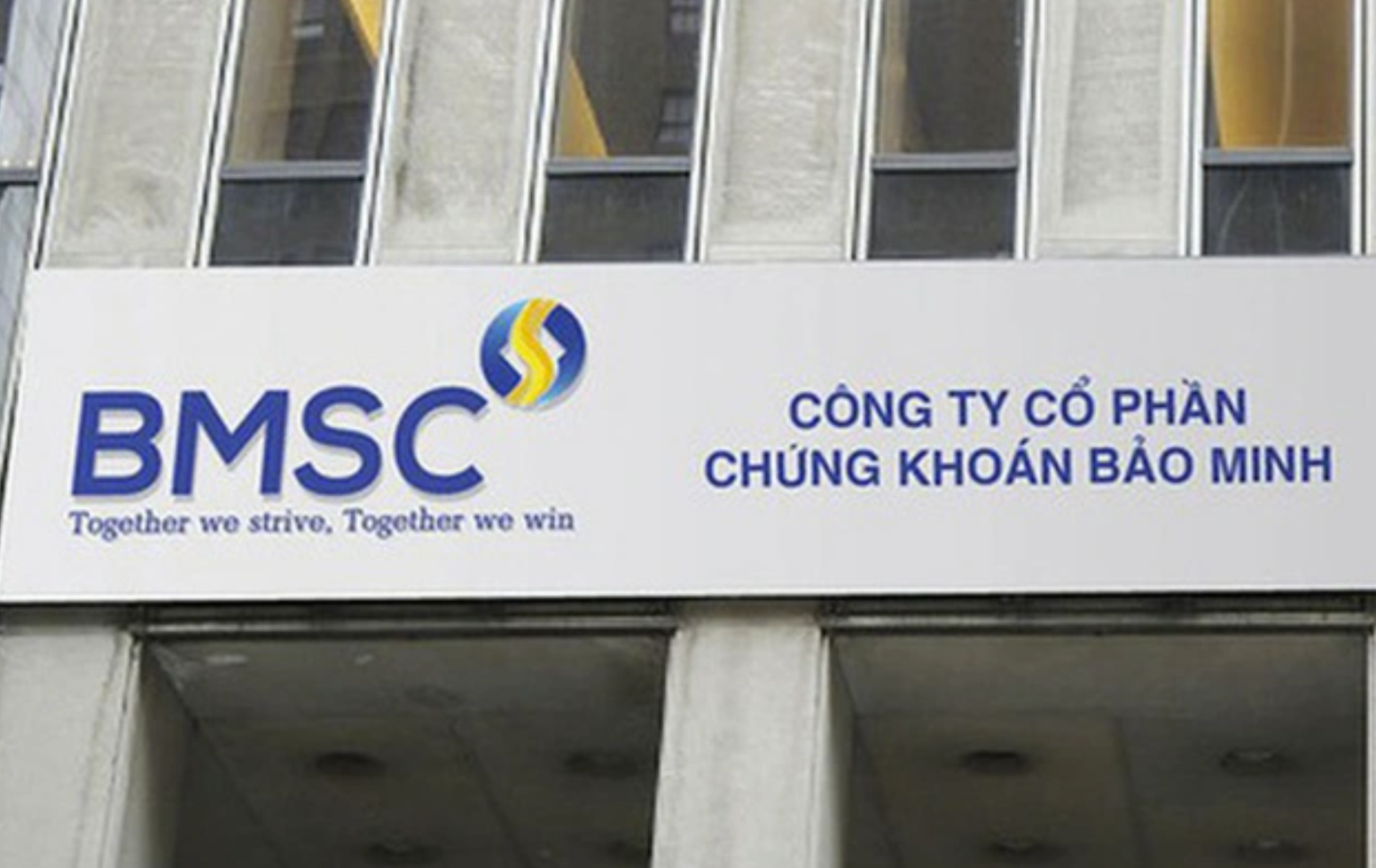 Chỉ 10 ngày làm cổ đông lớn, Chứng khoán Bảo Minh bán tháo cổ phiếu SMC, báo cáo giao dịch chậm quy định