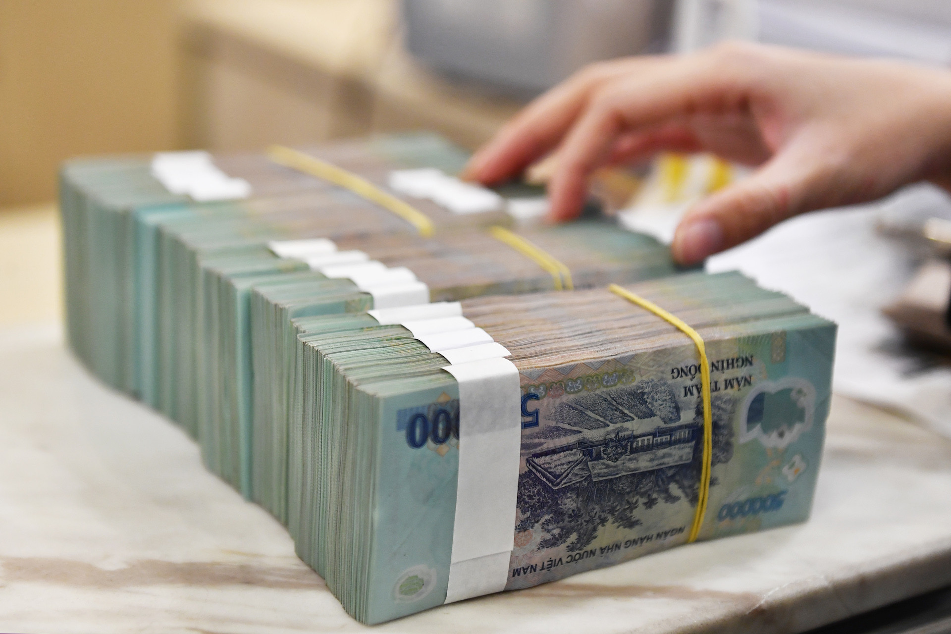 Lãi suất tiết kiệm lên tới 9%/năm, có nên rút sổ trước hạn để gửi lại?