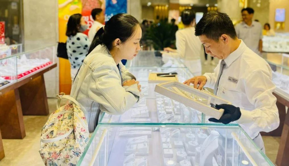 Cổ phiếu PNJ lao dốc từ giá trần xuống dưới tham chiếu, áp lực chốt lời bùng nổ khi hàng bắt đáy về tài khoản