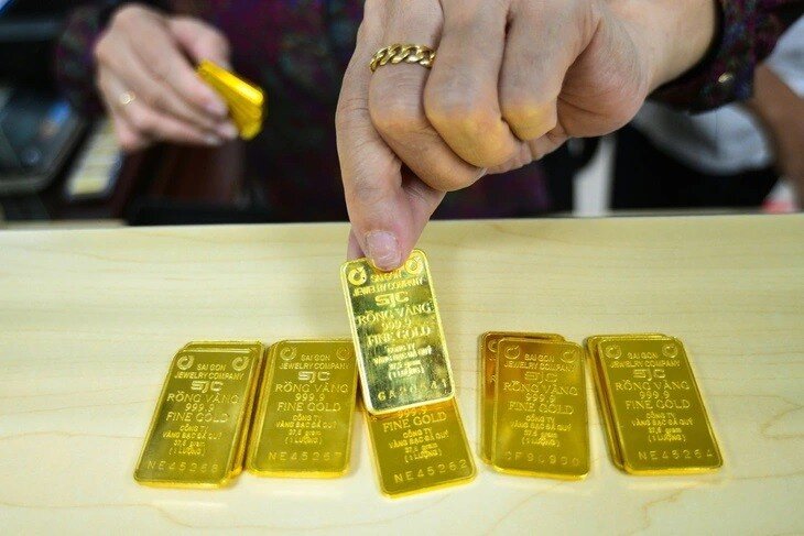 Giá vàng hôm nay 5-9: Vàng trong nước tăng, thế giới giảm hơn 60 USD